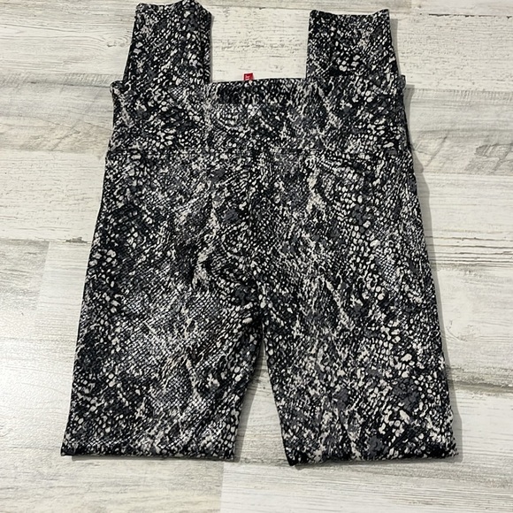 Spanx Snake Print Leggings Size Medium - Picture 5 of 11